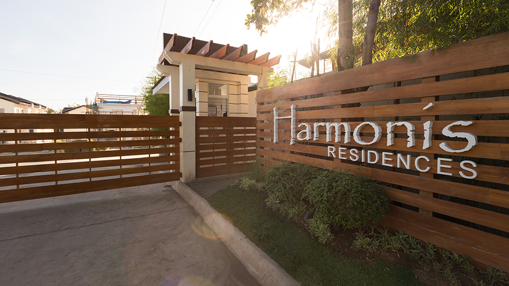 Harmonis Entrance