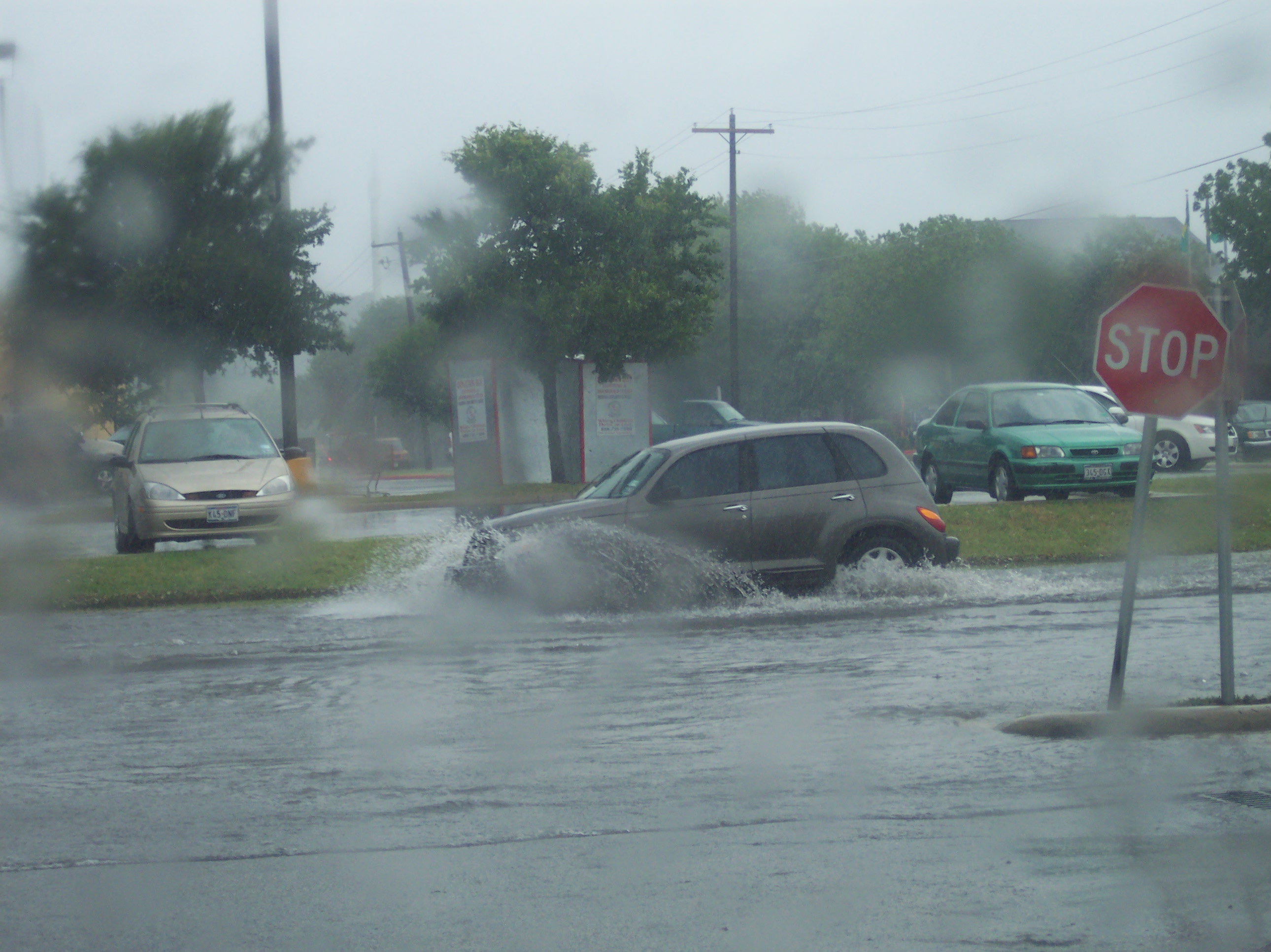 Flash_flooding_in_a_city_street